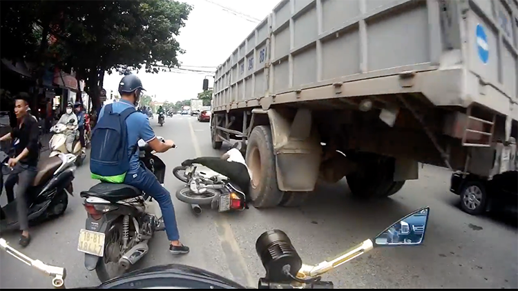 Người đàn ông may mắn thoát chết ngay trước bánh xe tải