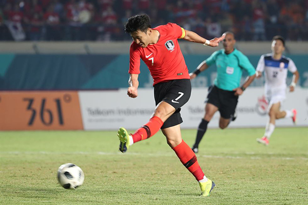 Son Heung-min thi đấu như... siêu nhân