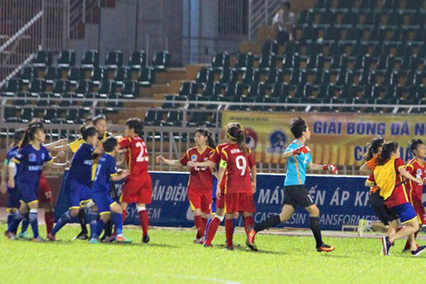 Vụ cầu thủ nữ đánh nhau: HLV trưởng lên tiếng