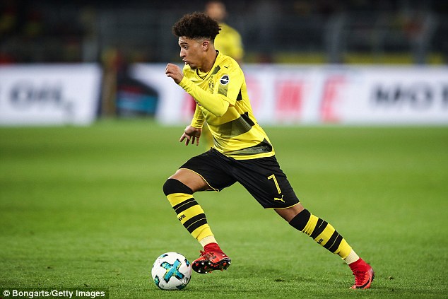 Bị thổi penalty phút cuối, Dortmund chia điểm trên sân nhà