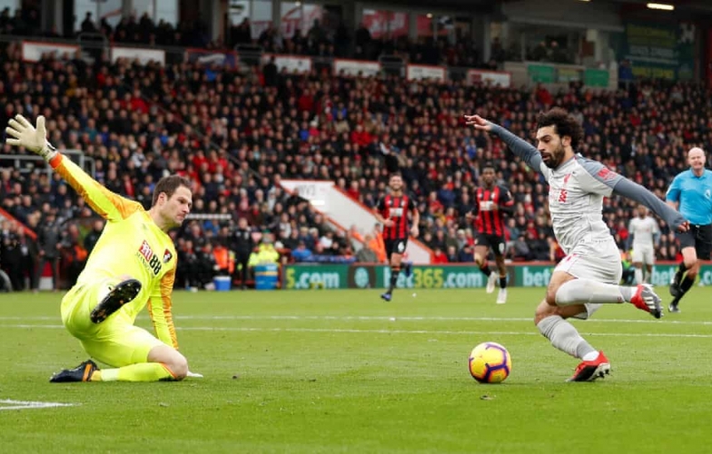 Salah rực sáng, Liverpool tạm thời vươn lên ngôi đầu