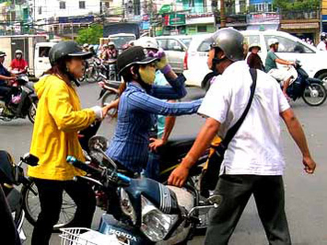 Tấm gương ứng xử văn minh khi va chạm giao thông