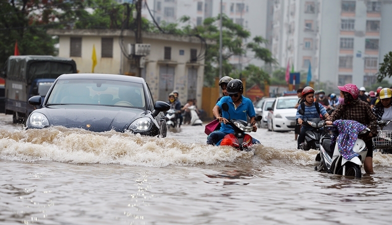Cách xử lý ô tô bị chết máy do ngập nước khi trời mưa bão