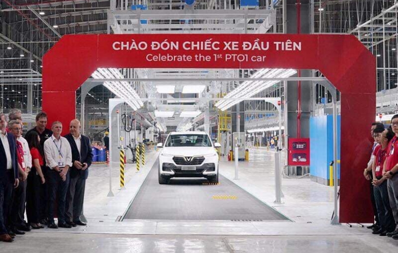 Cận cảnh chiếc xe VinFast đầu tiên lăn bánh tại Hải Phòng