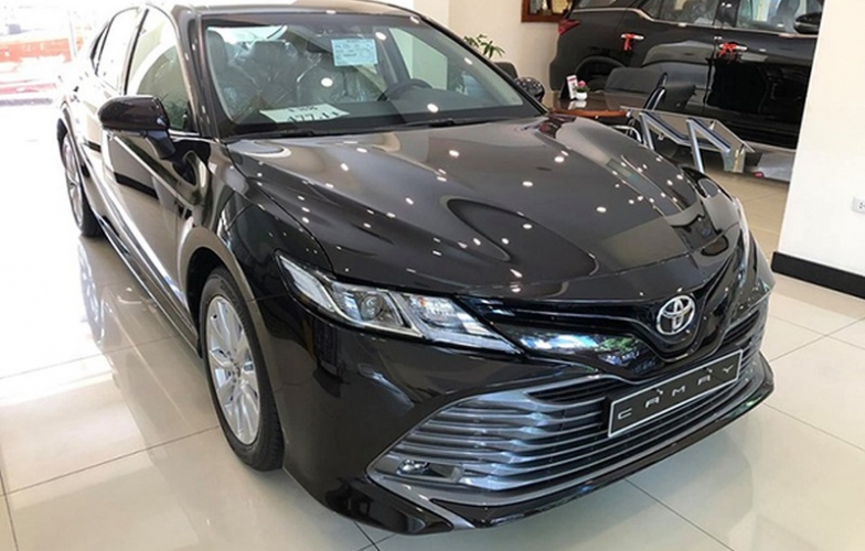 Toyota Camry mới giảm gần 30 triệu, đấu VinFast Lux A2.0