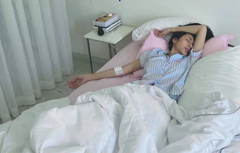 Công Vinh xót xa đăng ảnh Thủy Tiên bệnh, phải truyền nước