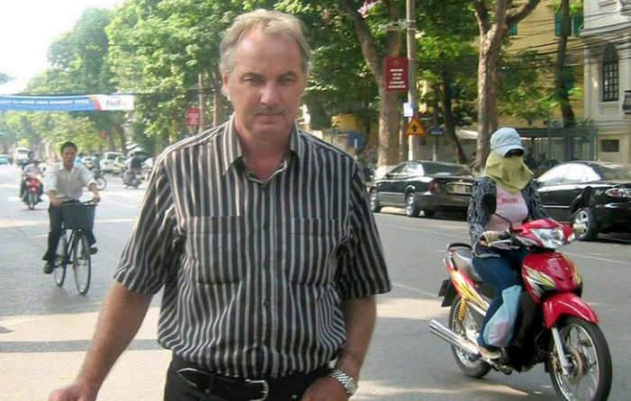HLV Alfred Riedl vào làng tìm người nghèo nhất tặng 1500 USD
