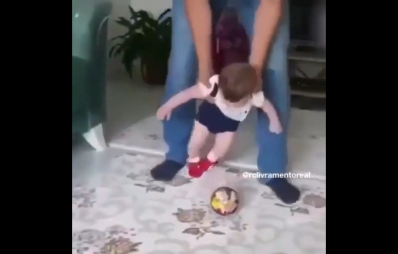VIDEO: Thiên tài bóng đá, chưa biết đi đã làm được kỹ thuật siêu đỉnh