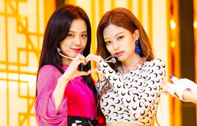 Bạn gái G-Dragon đánh gót phản lưới siêu hài sau cú sút của Jisoo Blackpink