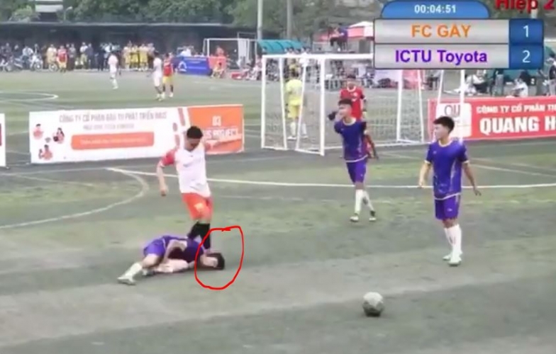 VIDEO: NHM phẫn nộ với hành động đạp đầu đối phương của cầu thủ phủi VN