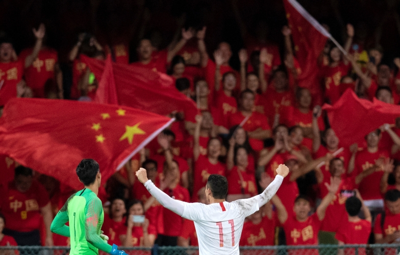 CĐV Trung Quốc nức lòng vì cử chỉ yêu nước của sao nhập tịch