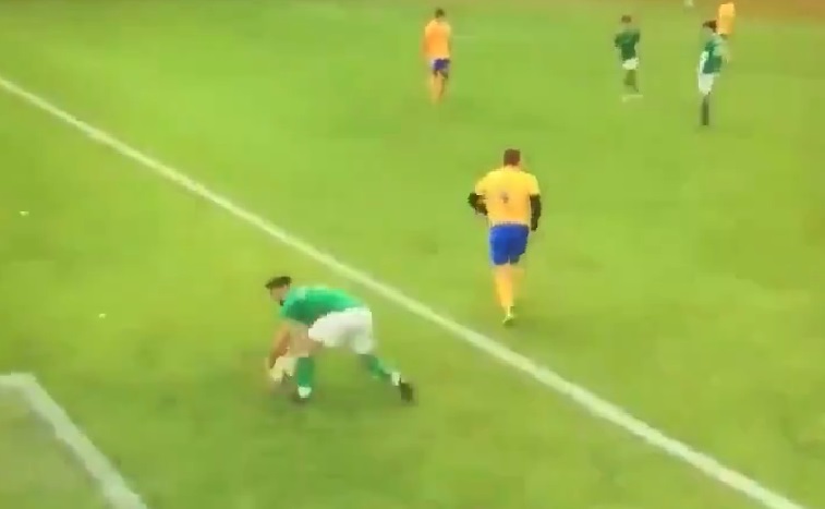 VIDEO: Pha ném biên láu cá khiến đối thủ không đỡ nổi