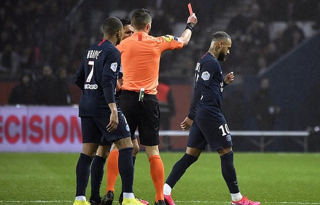 Neymar phản ứng bất thường sau khi bị thẻ đỏ