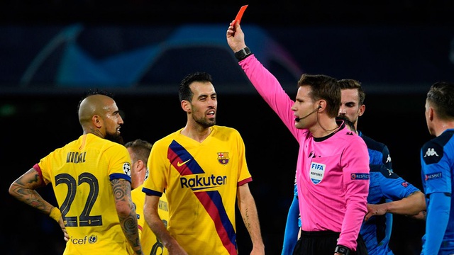 HLV Barca tiết lộ dùng hậu vệ làm tiền vệ trận lượt về với Napoli