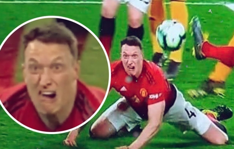 CĐV Man City dùng Phil Jones của MU để chế giễu hậu vệ nhà