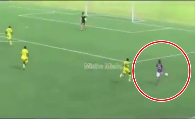 VIDEO: Độc diễn từ đầu đến cuối sân nhưng phanh không kịp