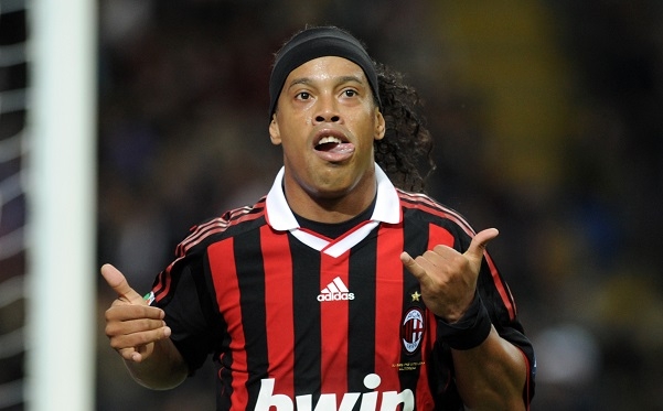 Vòng lao lý khiến Ronaldinho bị xóa hình ảnh trong game bóng đá