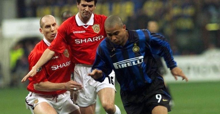 Huyền thoại MU mất kiểm soát vì gặp Ronaldo