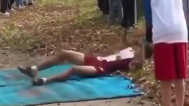 VIDEO: VĐV điền kinh làm đủ điều vật vã để được về đích