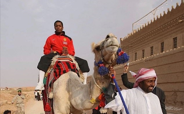 Evra đăng ảnh cưỡi lạc đà, kêu gọi sa thải ban lãnh đạo MU