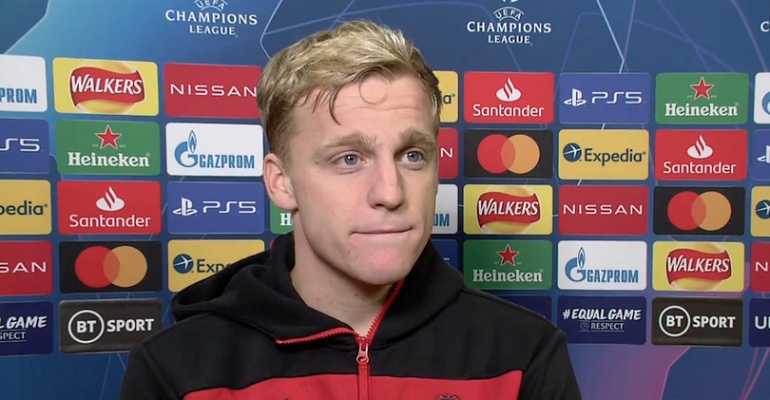 Phản ứng của Van de Beek khi phải 'làm nền' cho Bruno Fernandes tỏa sáng