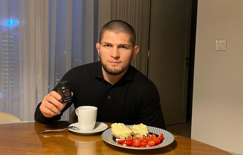 Khabib coi chuyện làm võ sĩ MMA như ngồi tù