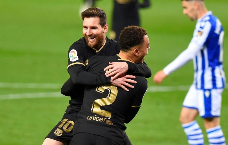 Barca 'đánh tennis' với đối thủ trên sân khách