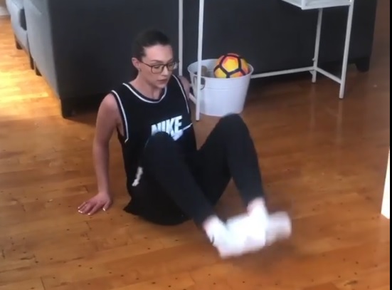 VIDEO: 'Thánh nữ' tâng giấy vệ sinh khiến Messi phải khóc thét