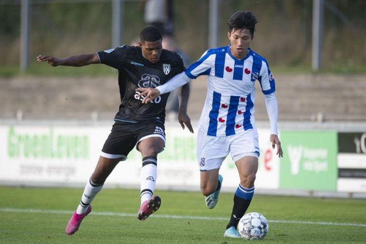 Văn Hậu bất ngờ nhận lời khen từ SC Heerenveen