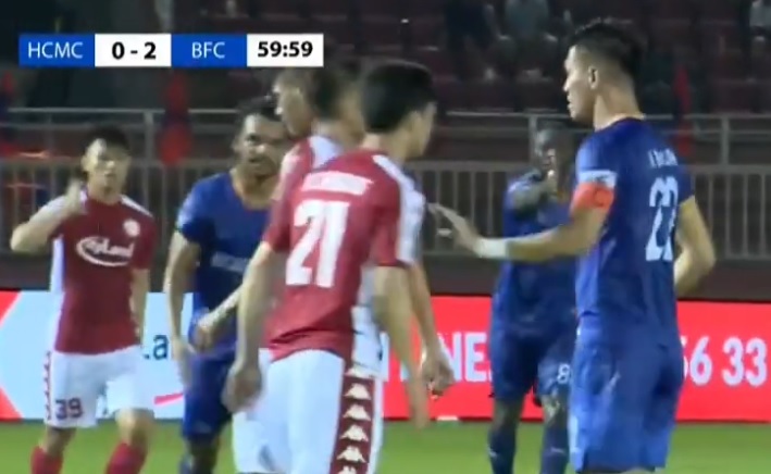 VIDEO: Công Phượng nổi nóng, xô xát với Tiến Linh