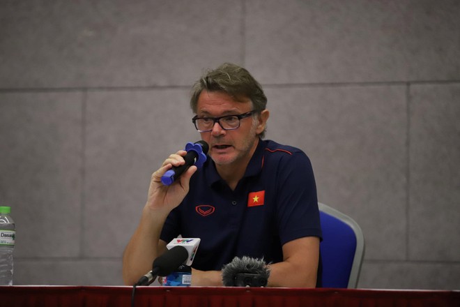 HLV Troussier gửi đề nghị đặc biệt tới HAGL