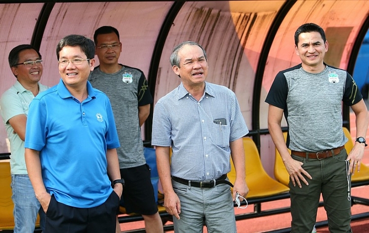Kiatisak và 'danh hiệu' đầu tiên dành tặng bầu Đức