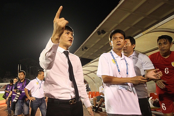 Công Vinh lại dùng ‘chiêu trò độc’ trên ghế Chủ tịch