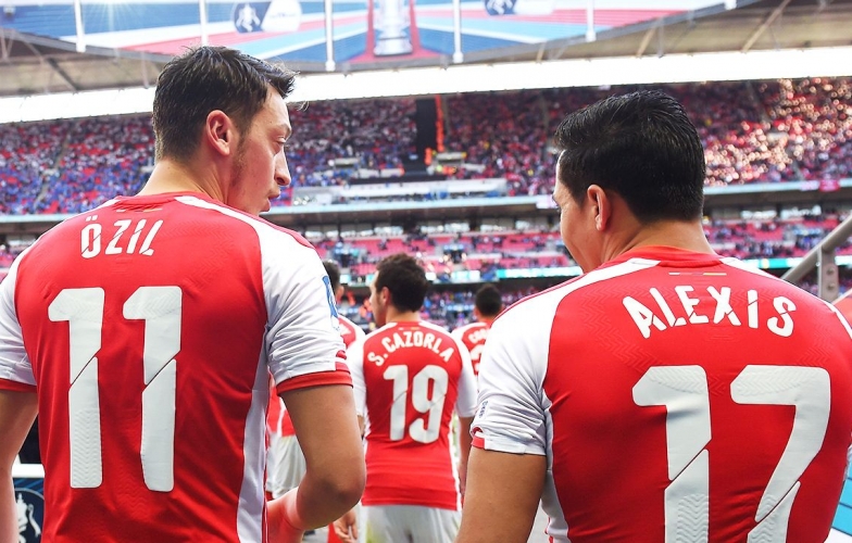 Arsenal bất ngờ mua sao Barca thay Ozil, Sanchez