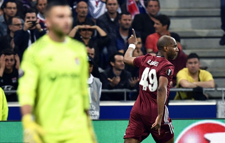 Trận tứ kết Europa League bị hoãn 45 phút vì lý do cực sốc