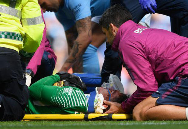 Ederson may mắn thoát chấn thương nặng sau cú đạp của Mane