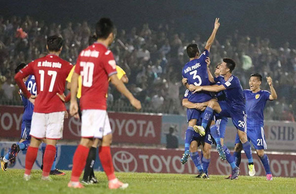 Quảng Nam thắng trận cầu đinh, độc chiếm ngôi đầu V-League