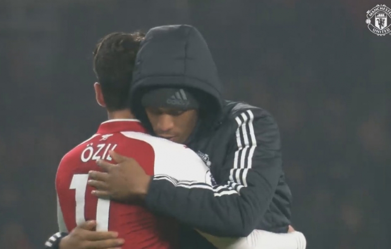 Mừng MU thắng trận, ngày Ozil rời Arsenal không còn xa