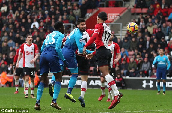 Giroud tỏa sáng, Arsenal vất vả giành 1 điểm ở St. Mary's