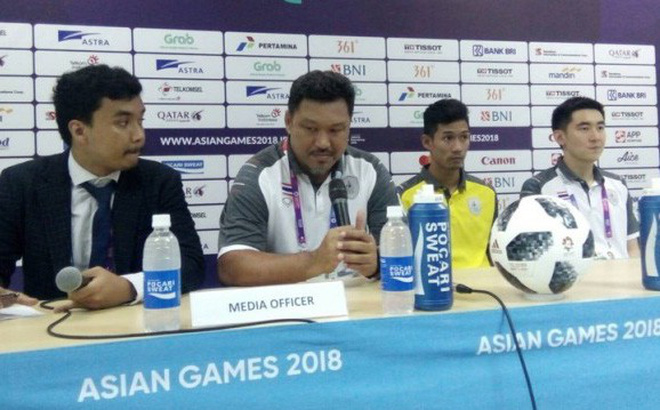 Đá quá thất vọng, HLV Olympic Thái Lan cúi mặt xin lỗi 