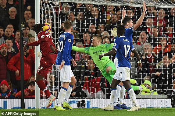 Liverpool đả bại Everton nhờ sai lầm phút bù giờ