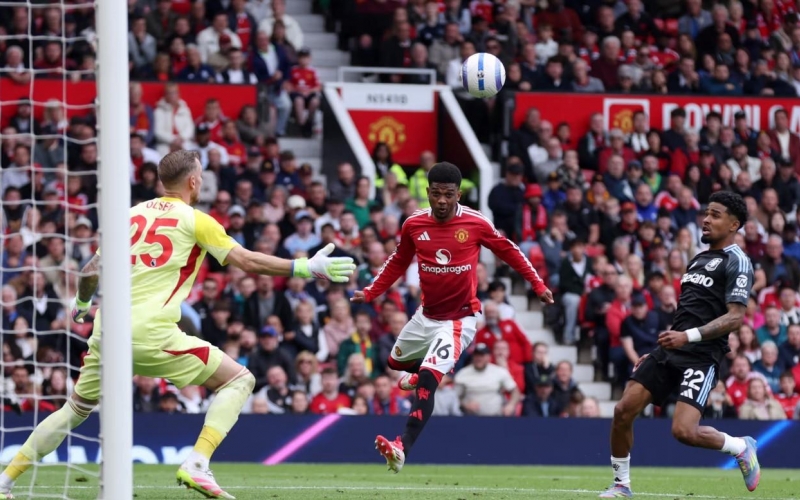 Thẻ đỏ định mệnh, Aston Villa tan mộng Champions League trước MU