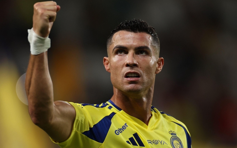 Không thể ngừng ghi bàn, Ronaldo nhận 'điểm 10' tuyệt đối ở tuổi 40