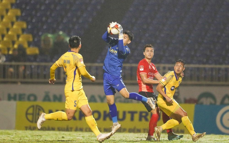 Trực tiếp SLNA 0-3 CAHN: Khoảng cách quá lớn