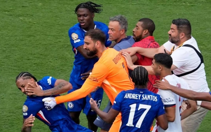 Đánh cầu thủ Chelsea, HLV Luis Enrique sắp nhận án phạt cực nặng