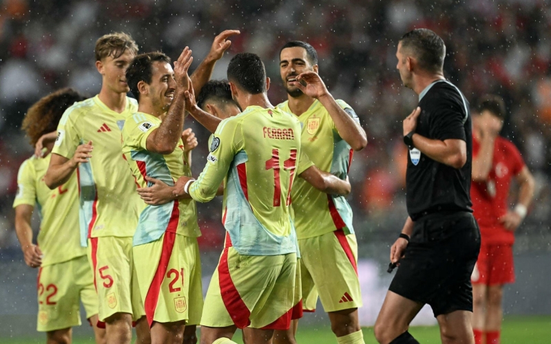 Sao Arsenal lập hat-trick, Tây Ban Nha thắng 6-0 tại Vòng loại World Cup