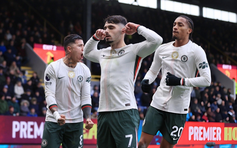 Chelsea áp sát ngôi đầu Ngoại hạng Anh 2025/26