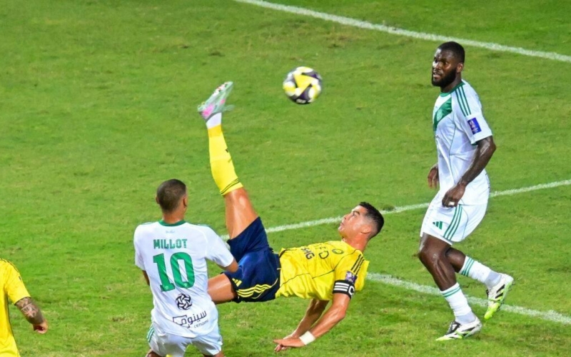 Ronaldo khiến CĐV Ả Rập cạn lời với siêu phẩm móc bóng