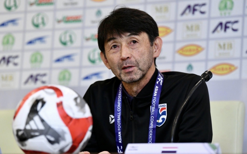 HLV ĐT Thái Lan đổ lỗi mặt sân về trận thua trước đội hạng 142 FIFA