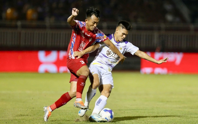 Trực tiếp Công an TPHCM 2-1 Hà Nội: Rút ngắn cách biệt